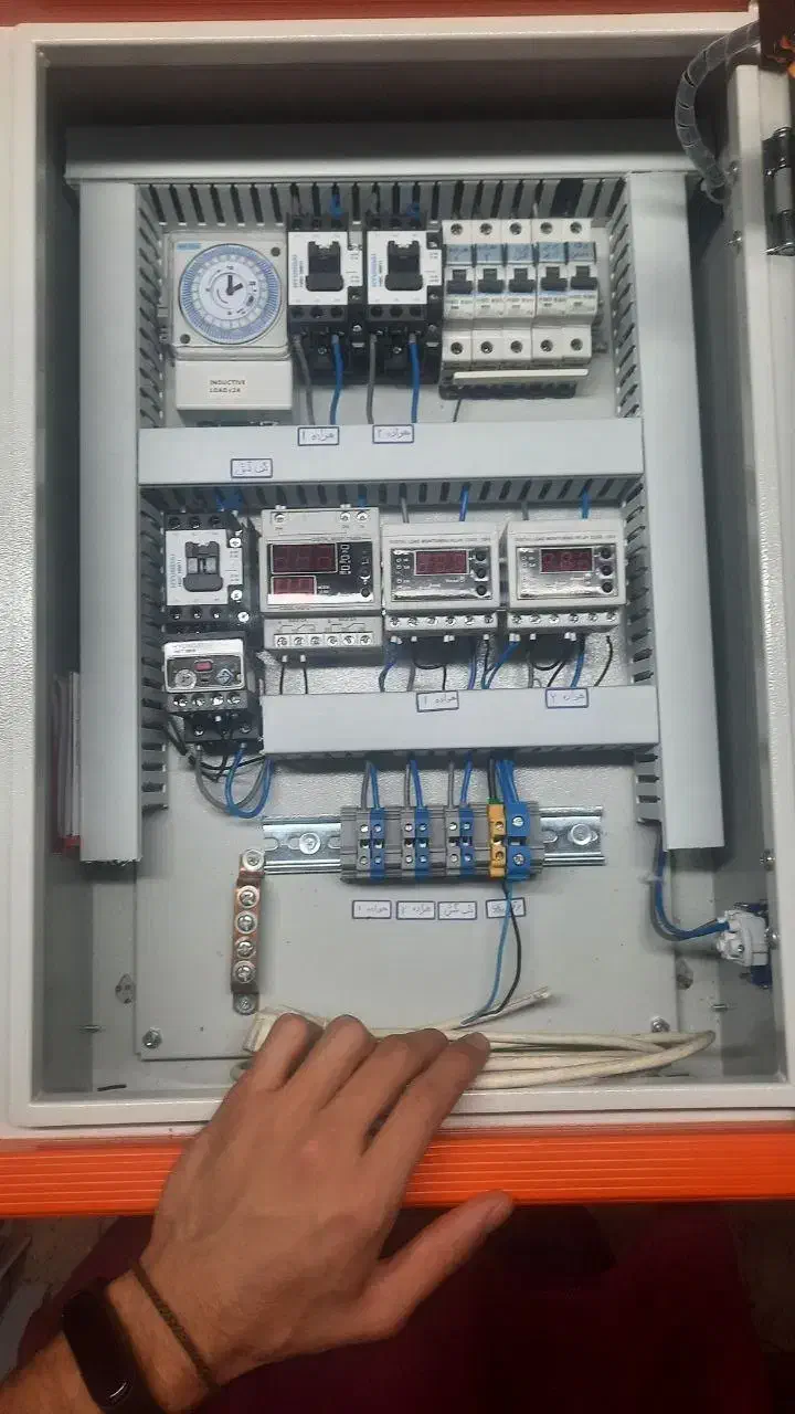 مونتاژ و نصب تابلو برق صنعتی و طراحی مدار eplan|خدمات پیشه و مهارت|رشت, سعدی (تختی)|دیوار