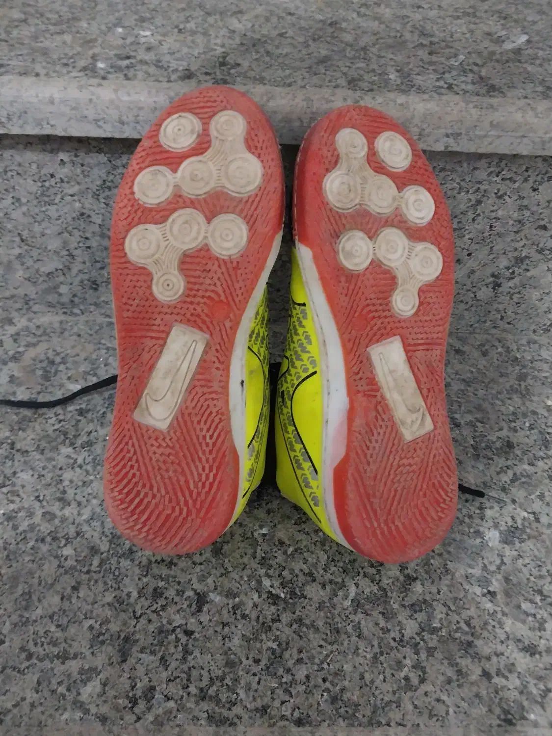 کفش ورزشی|کیف، کفش، کمربند|خوی, |دیوار