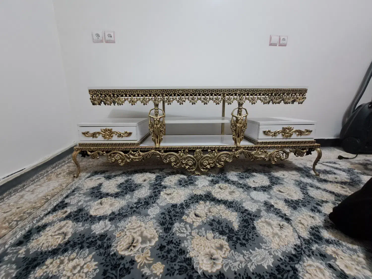 تلوزیون ۴۰ اینچ و دوتا میز تلوزیون طرح برنز|تلویزیون و پروژکتور|دورود, |دیوار