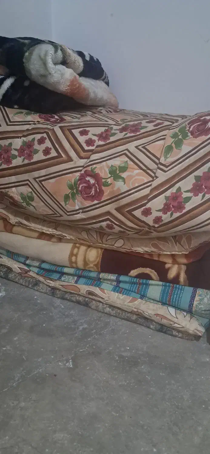 تشک سه عددسنتی قدیمی دستی درست شده|تشک تختخواب|زرند, |دیوار
