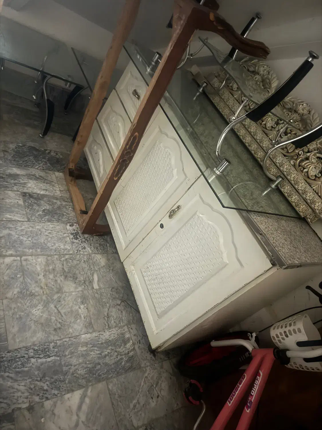 میز شیشه ای سالم وکابینت فلزی و یک عدد ساک سالم|میز و صندلی غذاخوری|سهند, |دیوار