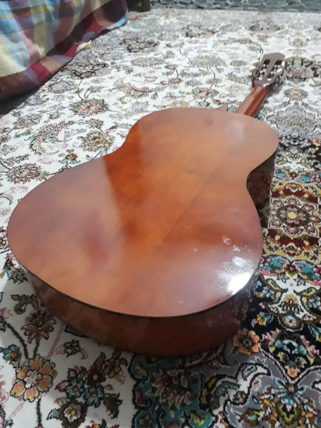 گیتار همراه با کاپو وپایه گیتار|گیتار، بیس، امپلیفایر|نکا, |دیوار