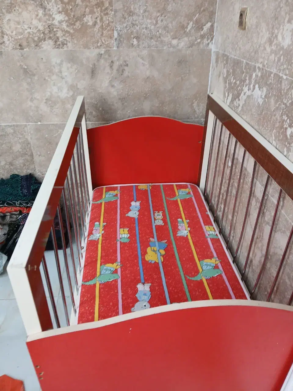 تخت کودک سالم|تخت و صندلی بچه|ارومیه, |دیوار