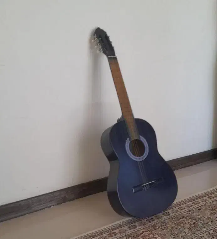 گیتار نونو معاوضه با گوشی مدل بالا سرمیدم نقد|گیتار، بیس، امپلیفایر|سنقر, |دیوار