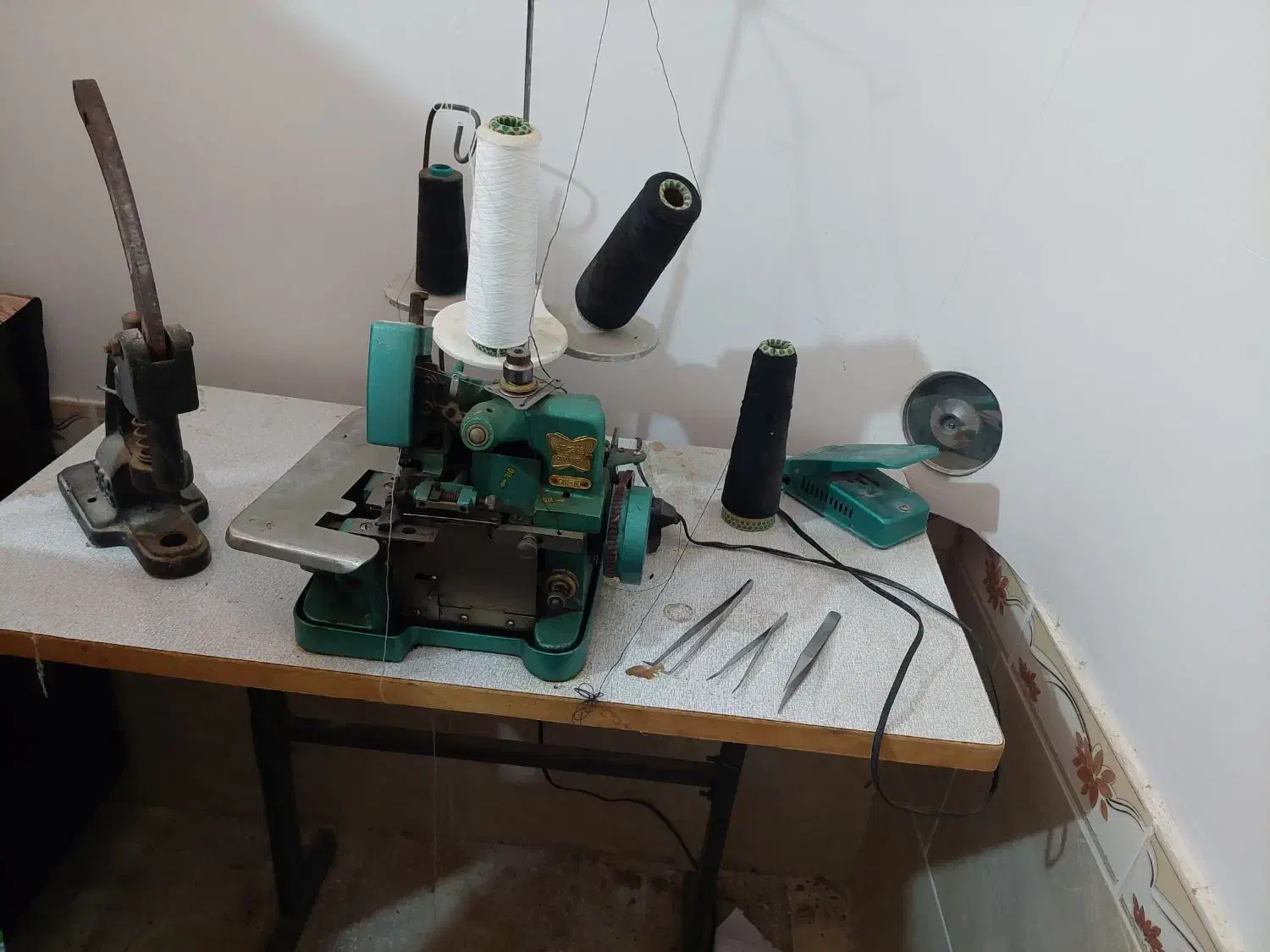 چرخ سردوز پروانه سه نخ|چرخ خیاطی و ریسندگی|درودزن, |دیوار