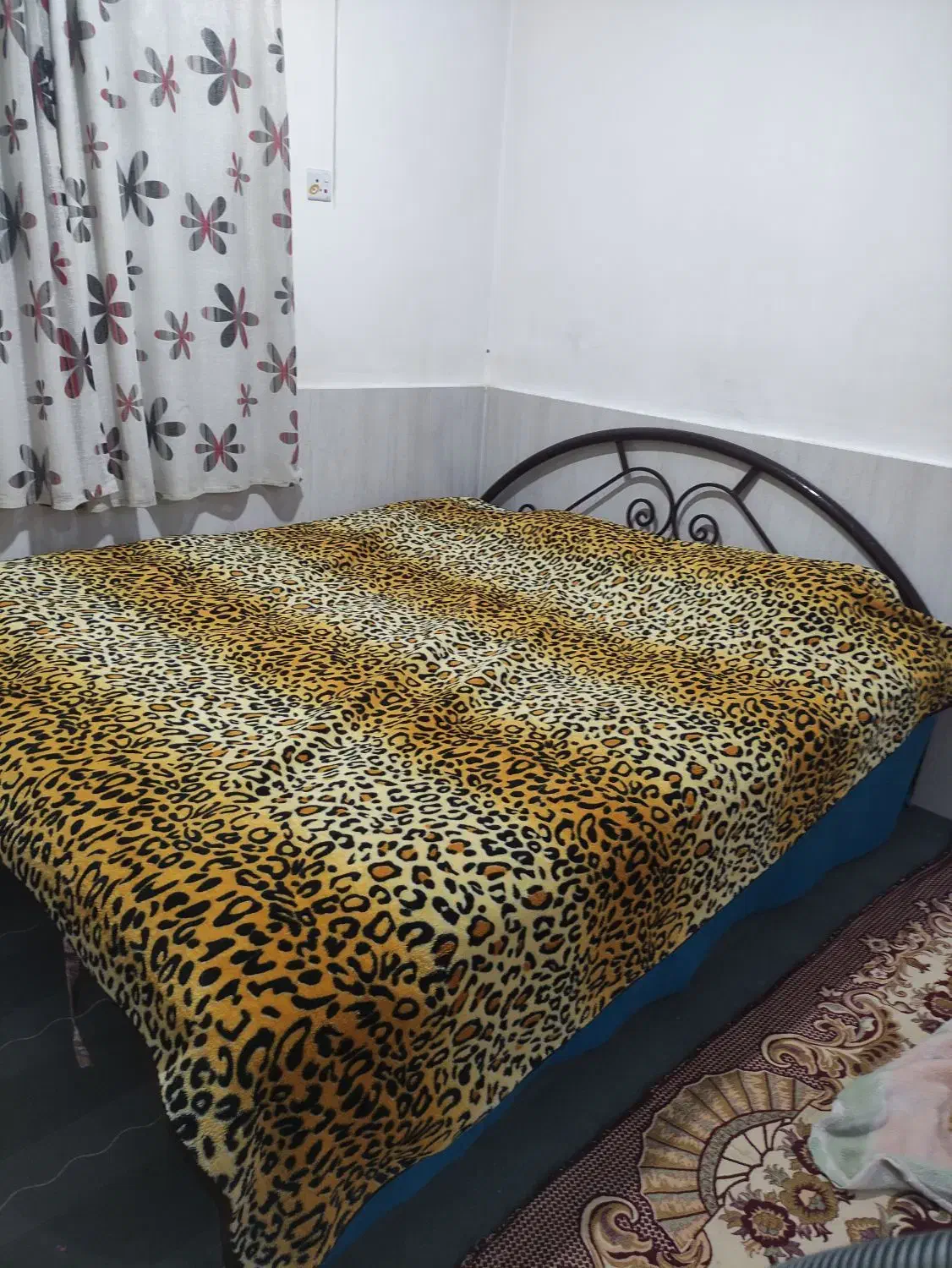 تخت خواب دونفره آهنی همراه با تشک پنبه ای|تخت و سرویس خواب|رامهرمز, |دیوار