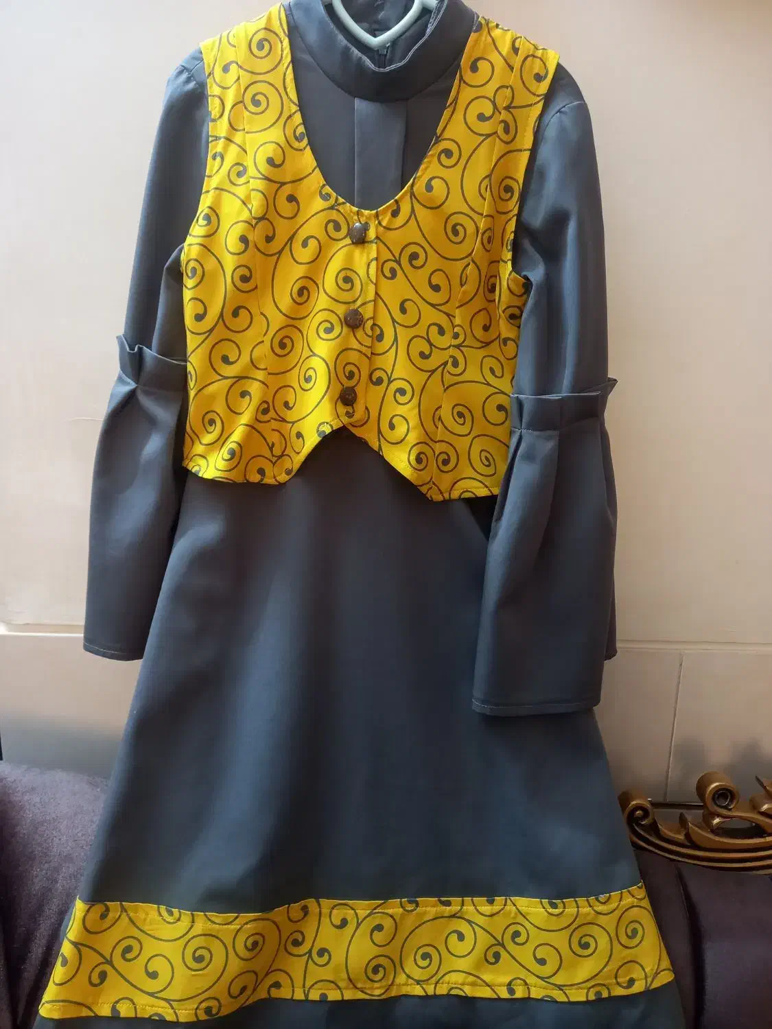 دو دست ،پیراهن و جلیقه، دو دست پیراهن مجلسی|لباس|خمین, |دیوار