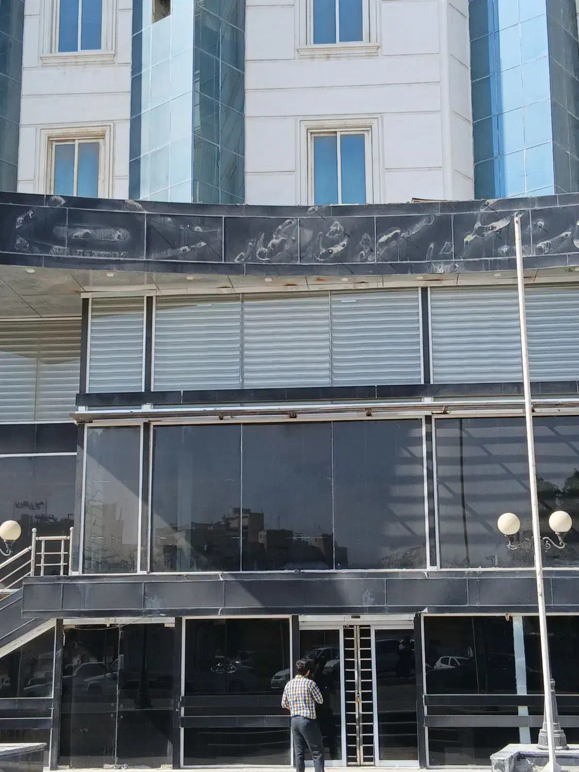 سه‌طبقه ۴۵۰‌متر/پلاک یک میدان صادقیه|اجارهٔ مغازه و غرفه|بندرعباس, |دیوار