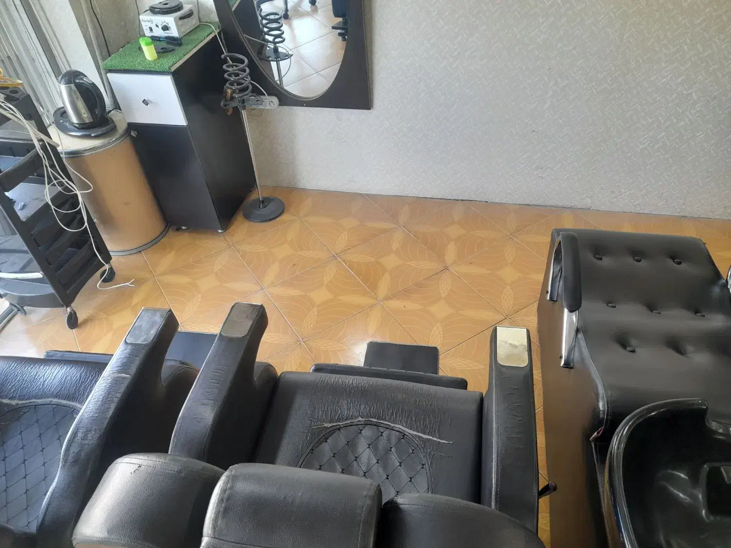 صندلی اصلاح و سرشور به قیمت مناسب و تمیز|آرایشگاه و سالن‌های زیبایی|سمنان, |دیوار