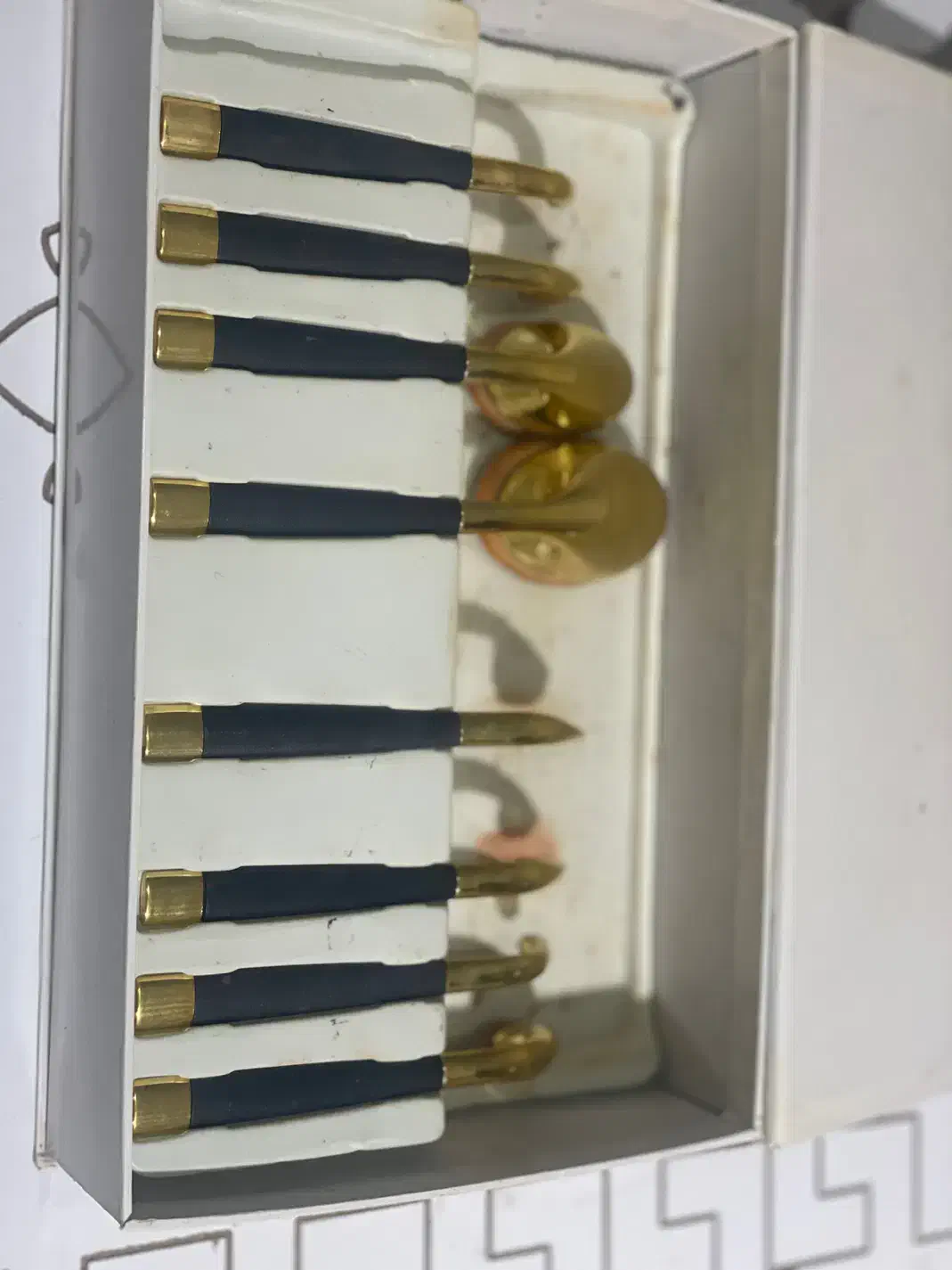 میز ناخن سفید طلایی در حد نو|آرایشگاه و سالن‌های زیبایی|رشت, حمیدیان|دیوار