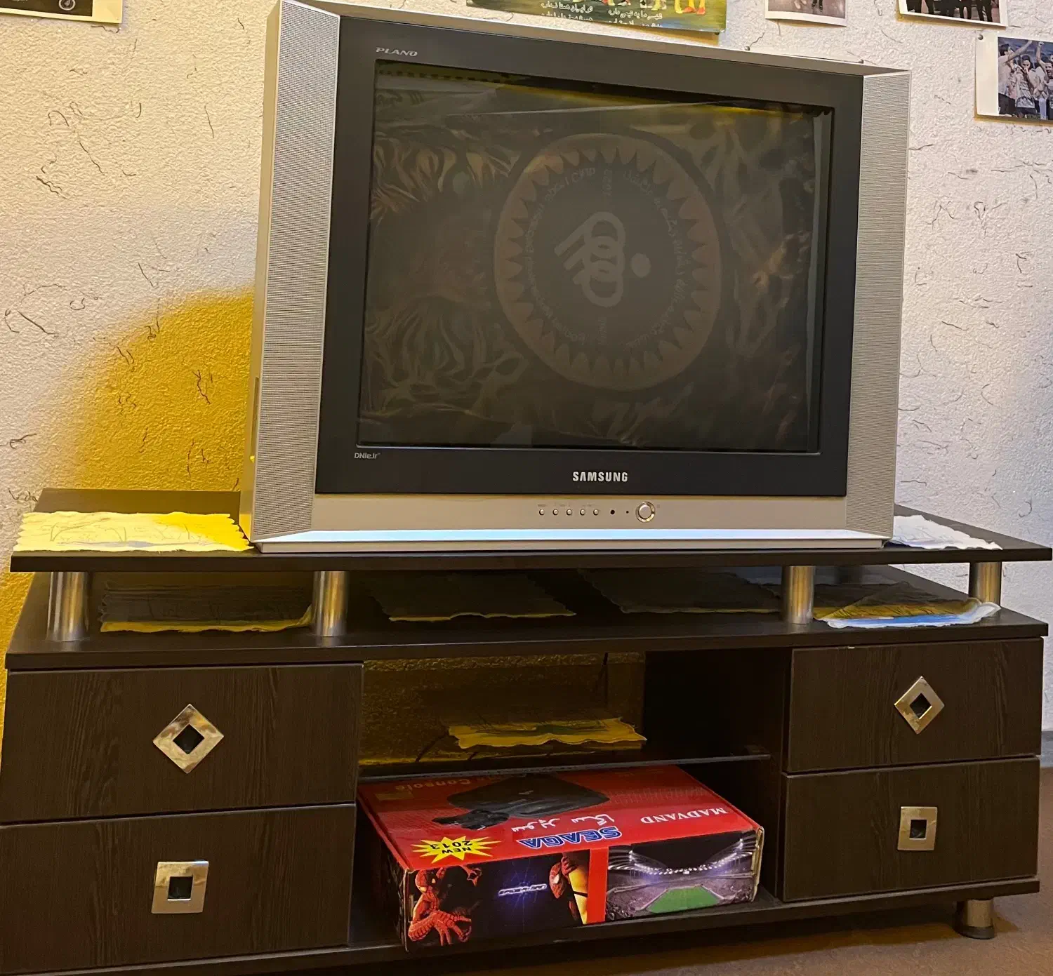 تلویزیون همراه با میز تلویزیون|تلویزیون و پروژکتور|رشت, لاکان شهر|دیوار
