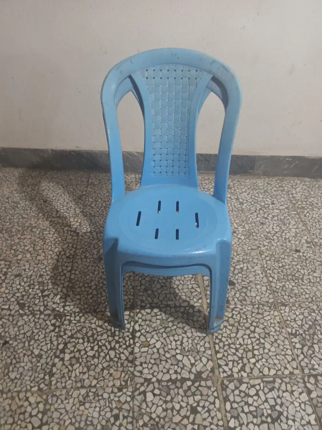 ۲تا صندلی پلاستیکی ابی|صندلی و نیمکت|رشت, گلباغ نماز|دیوار