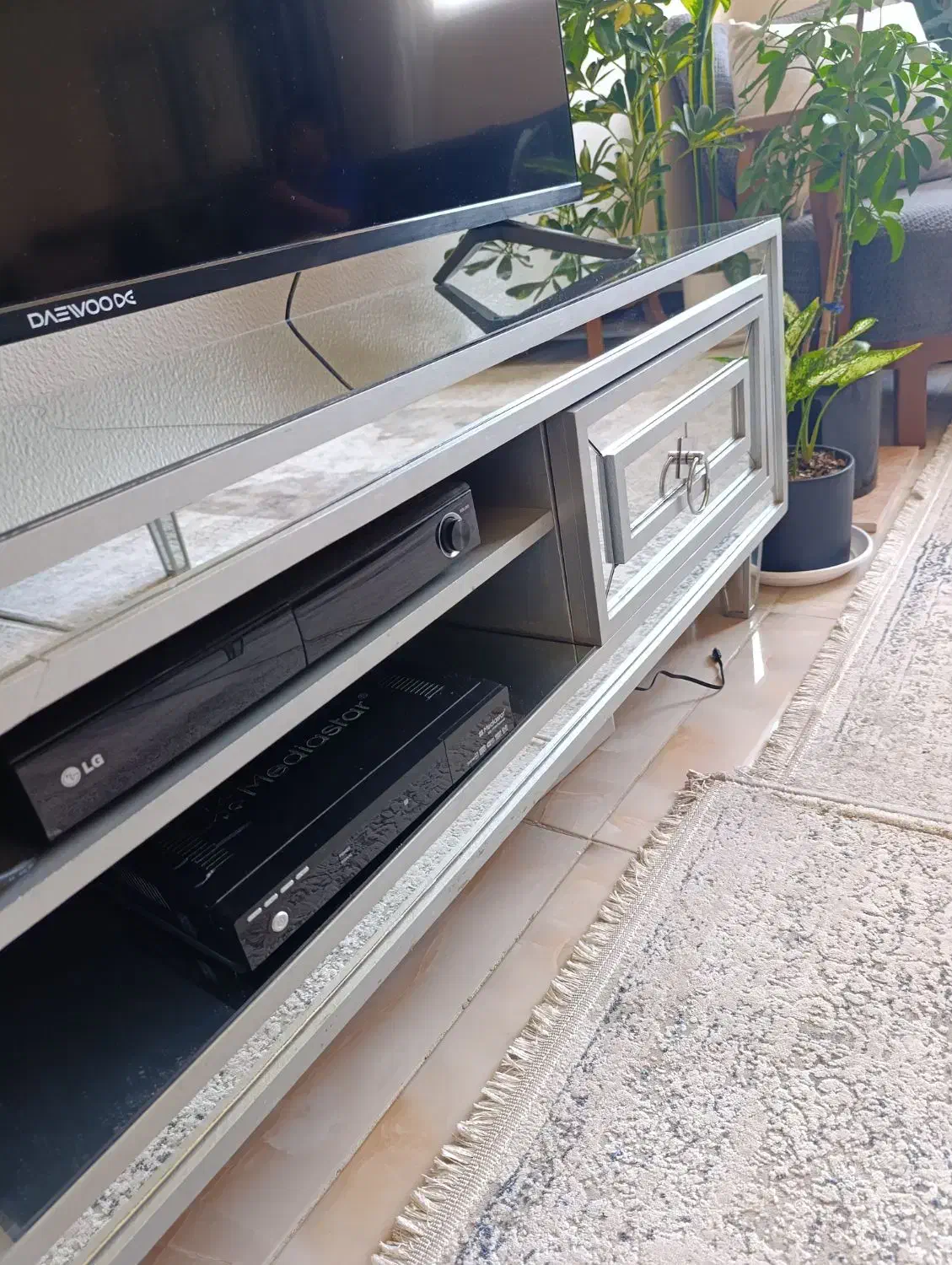 میز تی وی|میز تلویزیون|شاهین‌شهر, خانه کارگر|دیوار