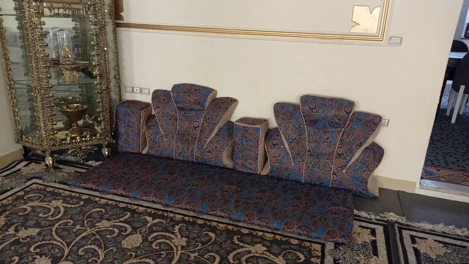 شاه نشین|پشتی|خرمآباد, |دیوار