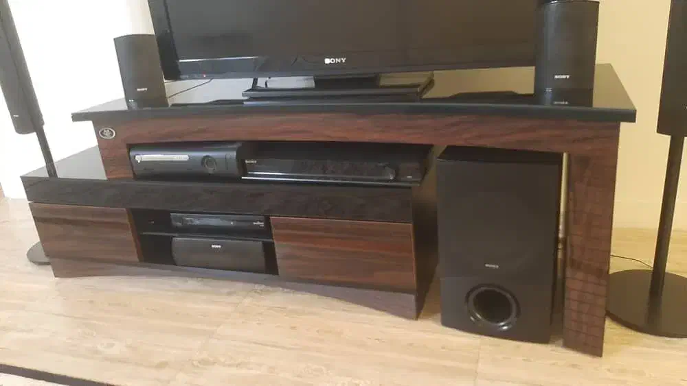 میز تلویزیون ام دی اف|میز تلویزیون|ری, جوانمرد قصاب|دیوار