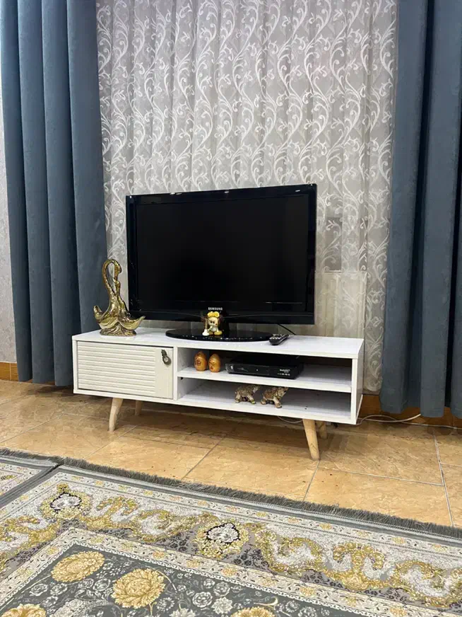 تلویزیون۳۲ اینچ همراه میز|تلویزیون و پروژکتور|محمدشهر, محمدشهر|دیوار