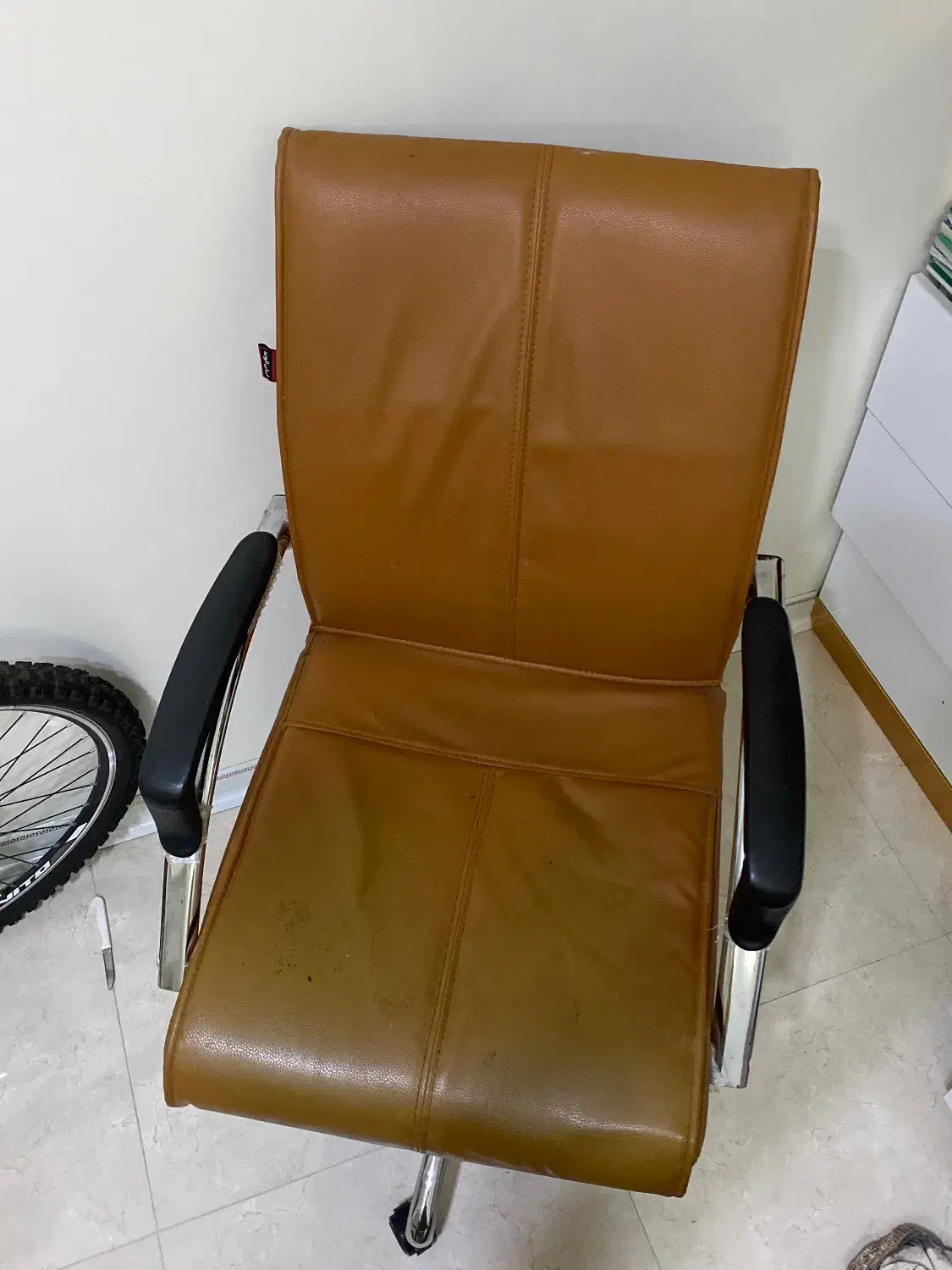 صندلی میز‌تحریر رنگ عسلی|صندلی و نیمکت|قدس, شهر‌قدس|دیوار