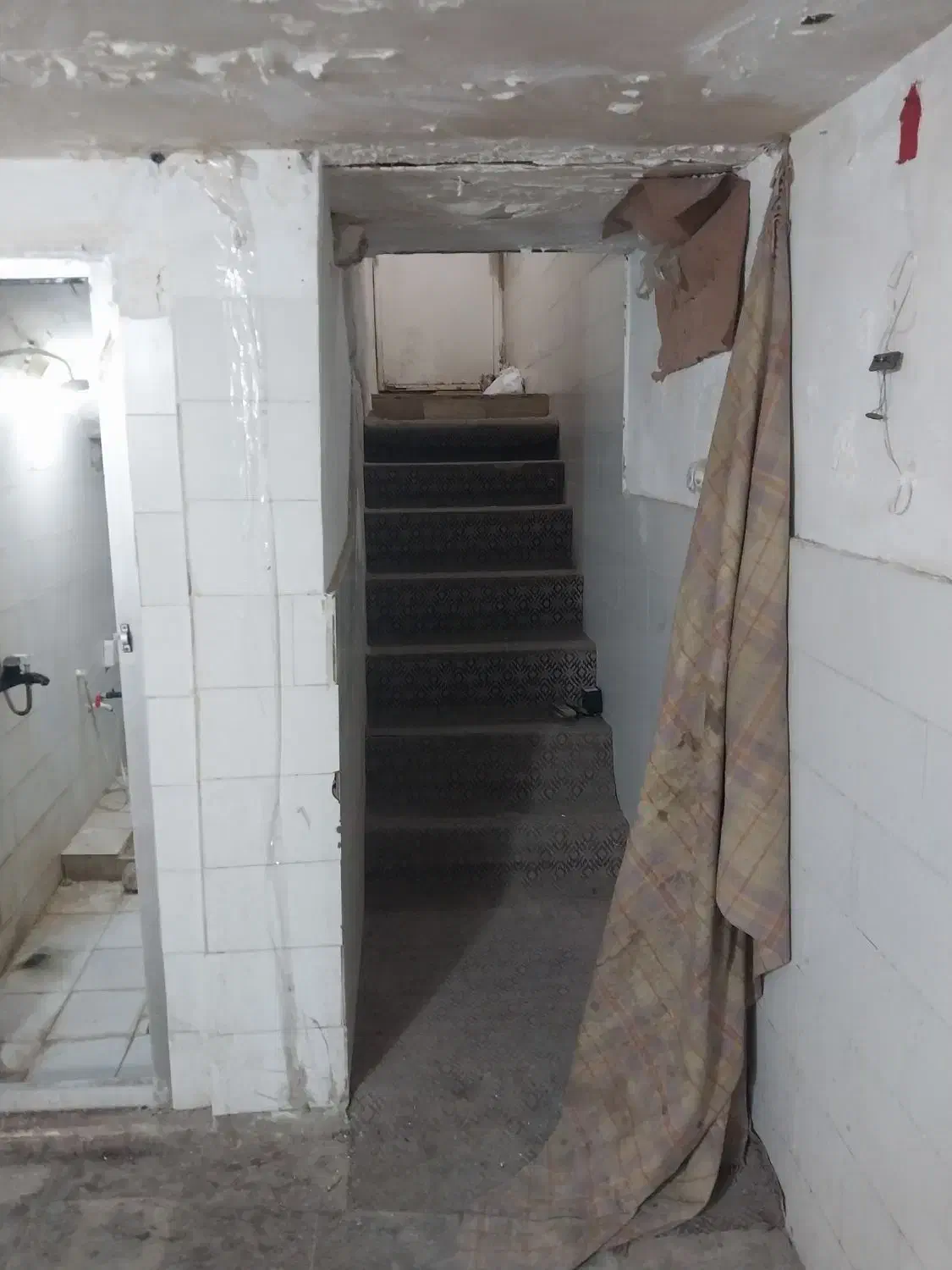 فروش زیرزمین|فروش آپارتمان|قم, دروازه چوبی|دیوار