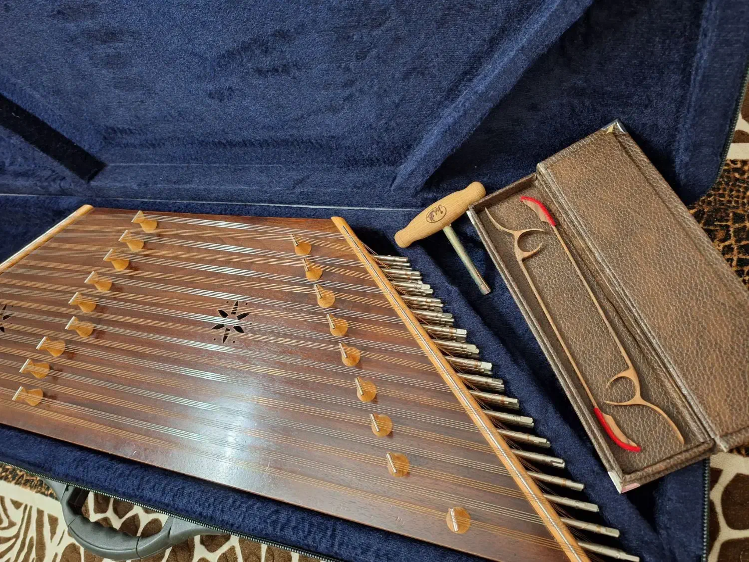 سنتور درحد نو|سازهای سنتی|ملارد, |دیوار