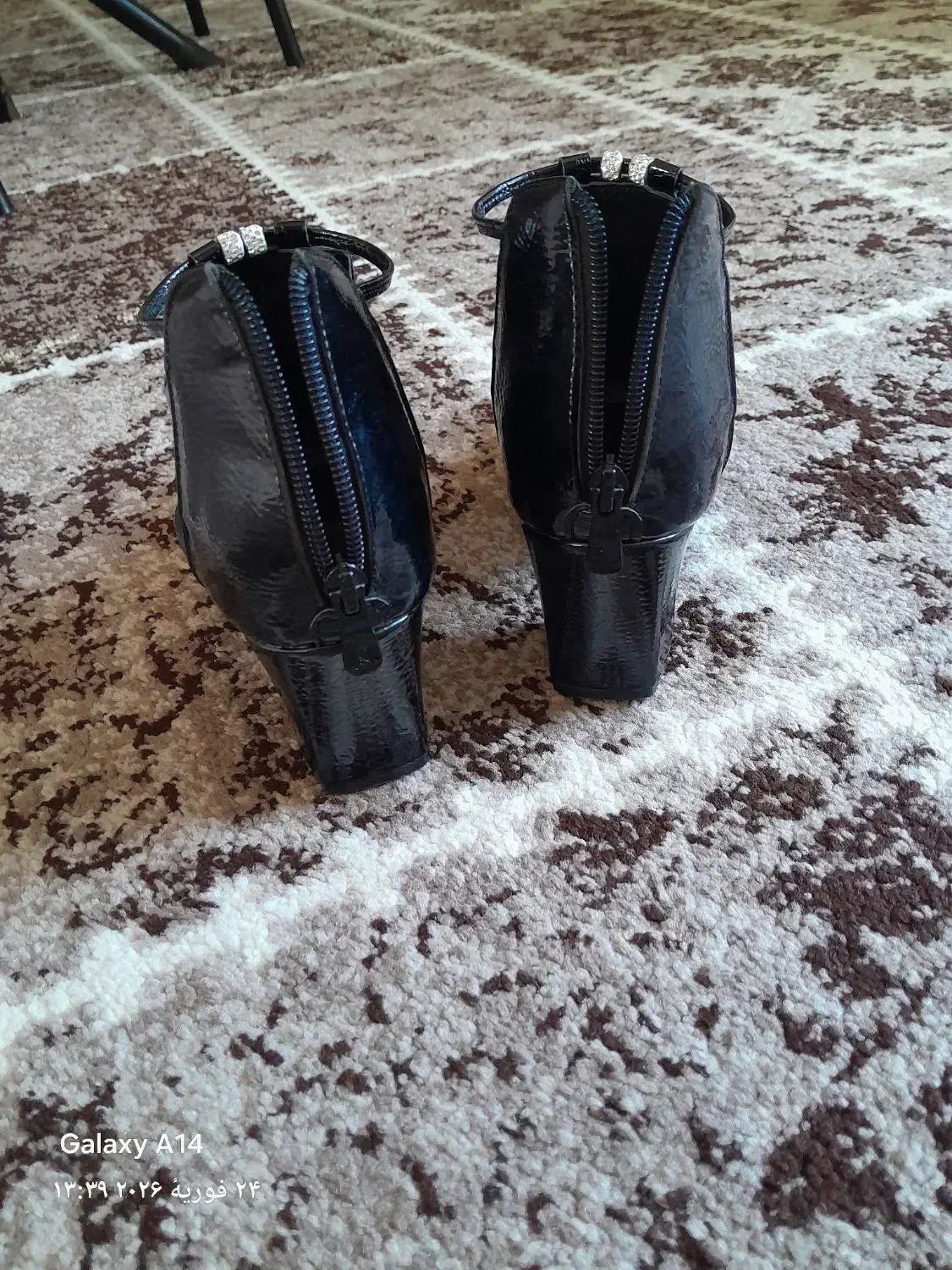 کفش|کیف، کفش، کمربند|شاهین دژ, |دیوار