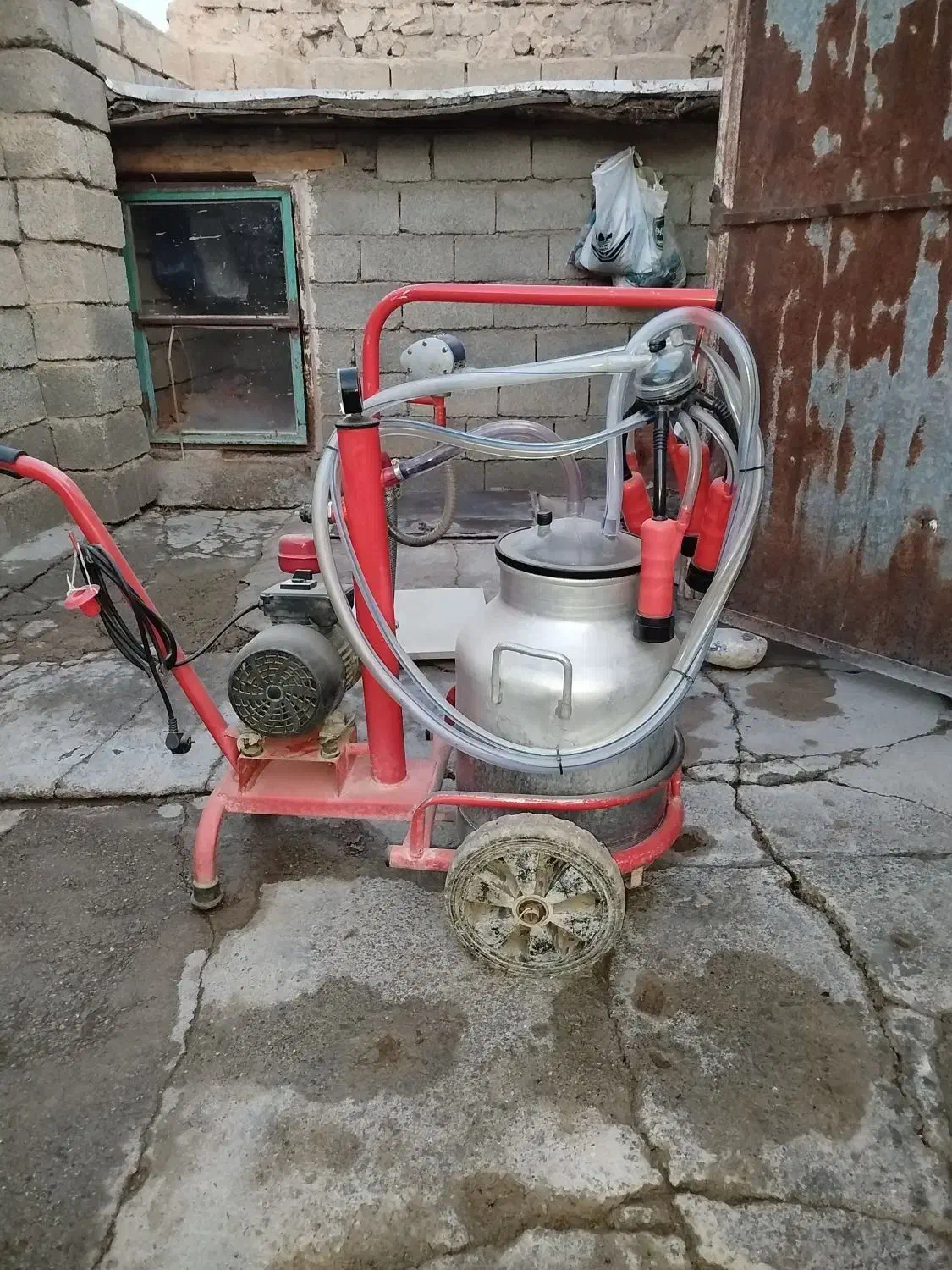 یک دستگاه شیر دوش و یک دستگاه داس برقی|ماشین‌آلات صنعتی|زیویه, |دیوار