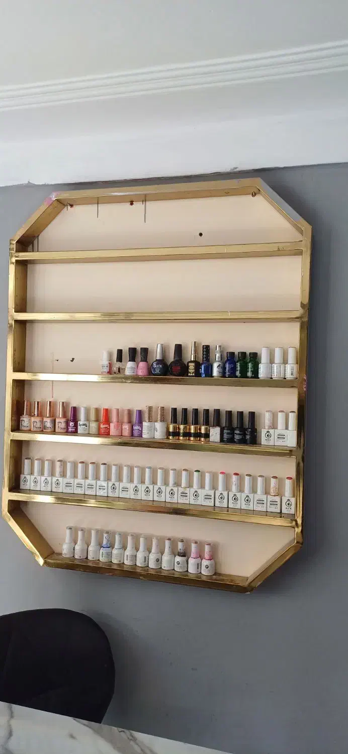 میز ناخن ، صندلی ، باکس لاک|آرایشگاه و سالن‌های زیبایی|سنندج, |دیوار