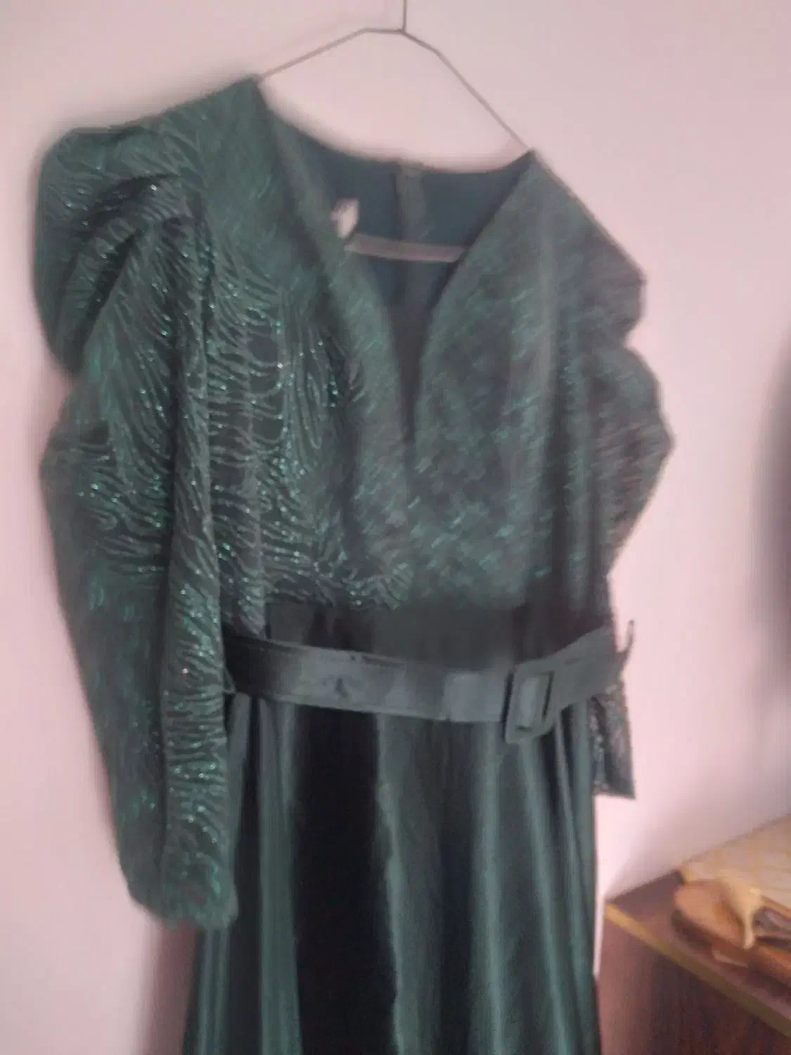 پیراهن مجلسی|لباس|ساری, |دیوار