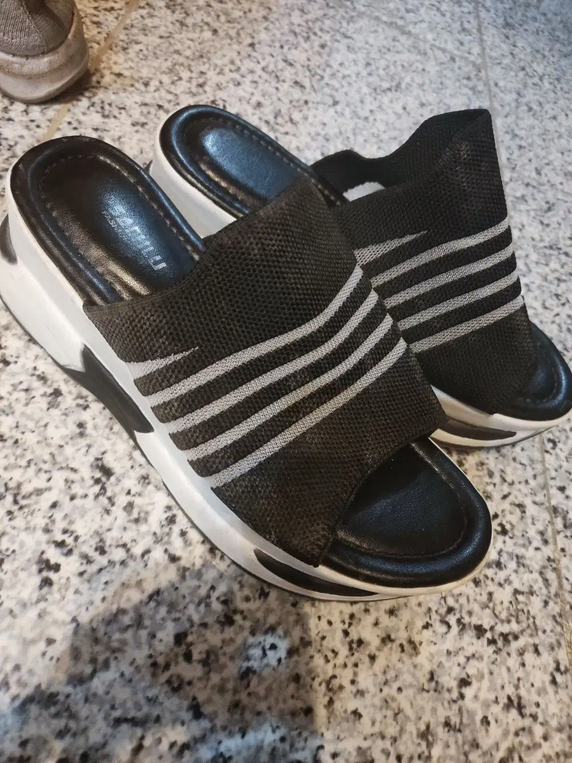 تعدادی لباس و کفش|لباس|شیراز, ریشمک|دیوار