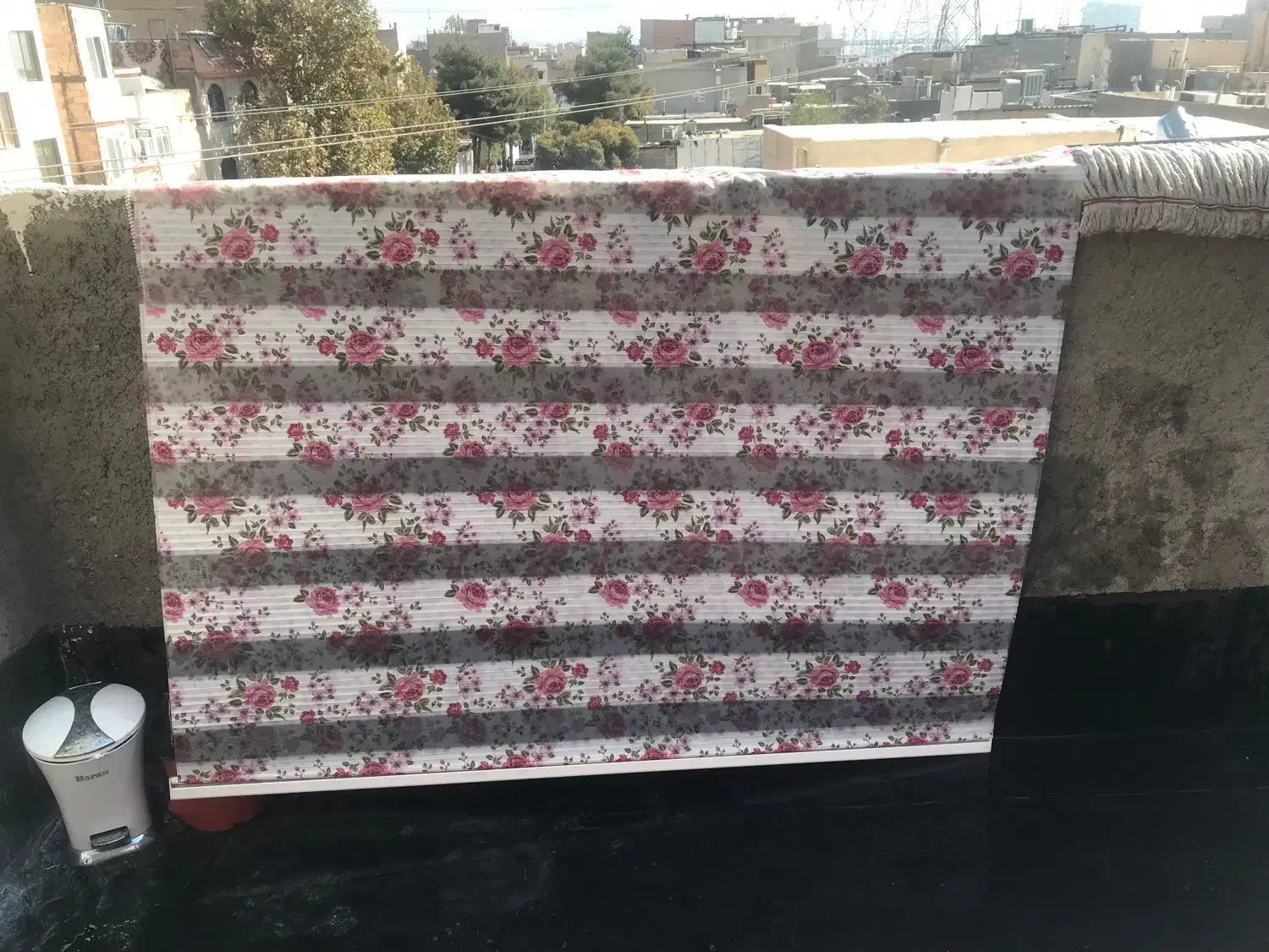 پرده کرکره ای گل دار|پرده، رانر، رومیزی|تهران, خاک سفید|دیوار