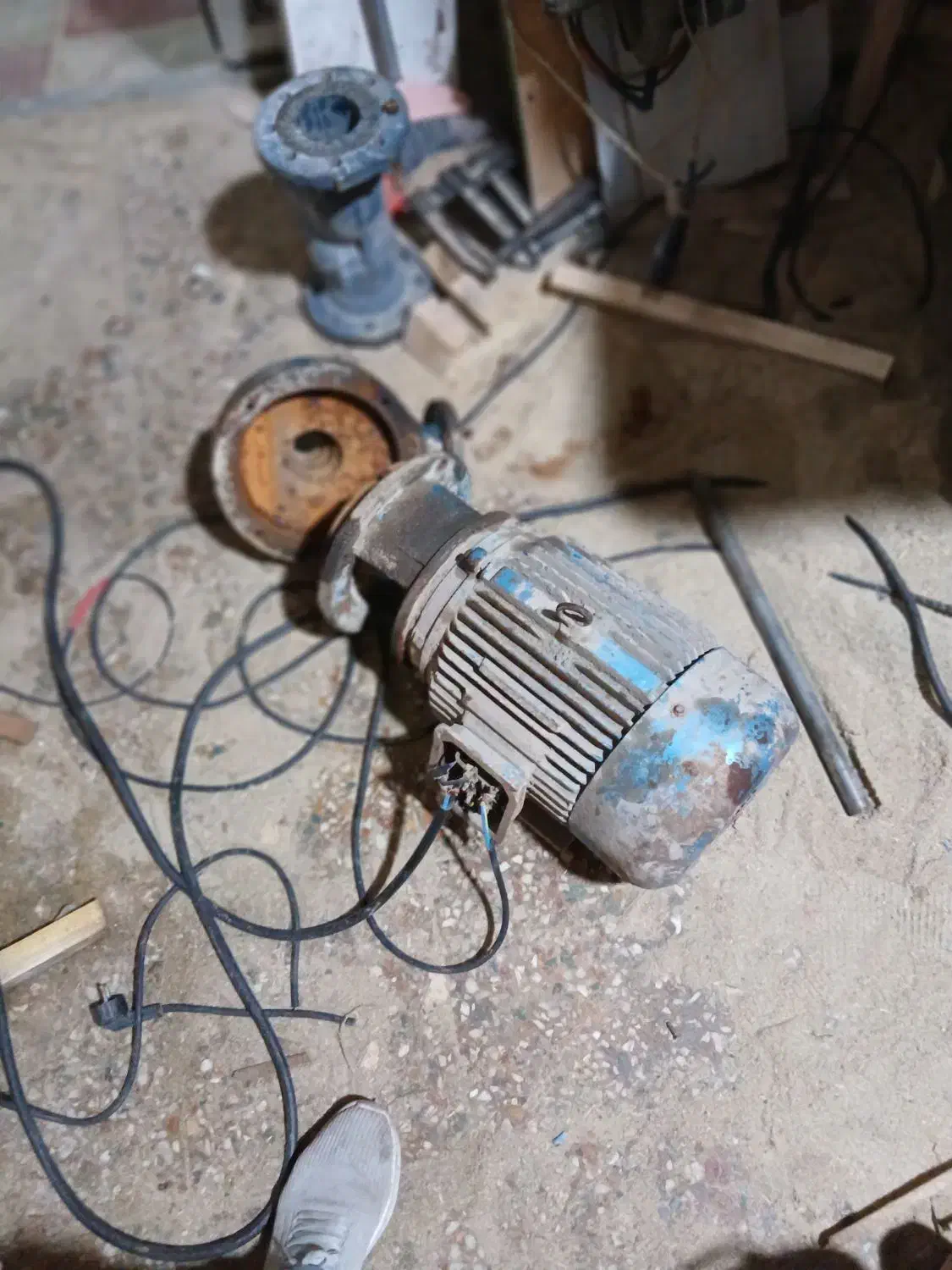 یک الکتروموتور۱۰اسب دودورسه فازسه هزاردور|ماشین‌آلات صنعتی|احمدسرگوراب, |دیوار