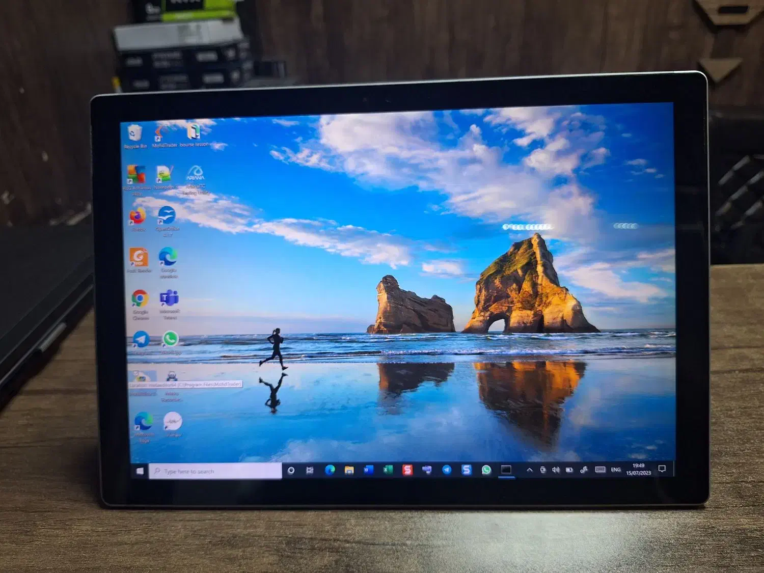 surface|رایانه همراه|تهران, فلسطین (میدان انقلاب)|دیوار