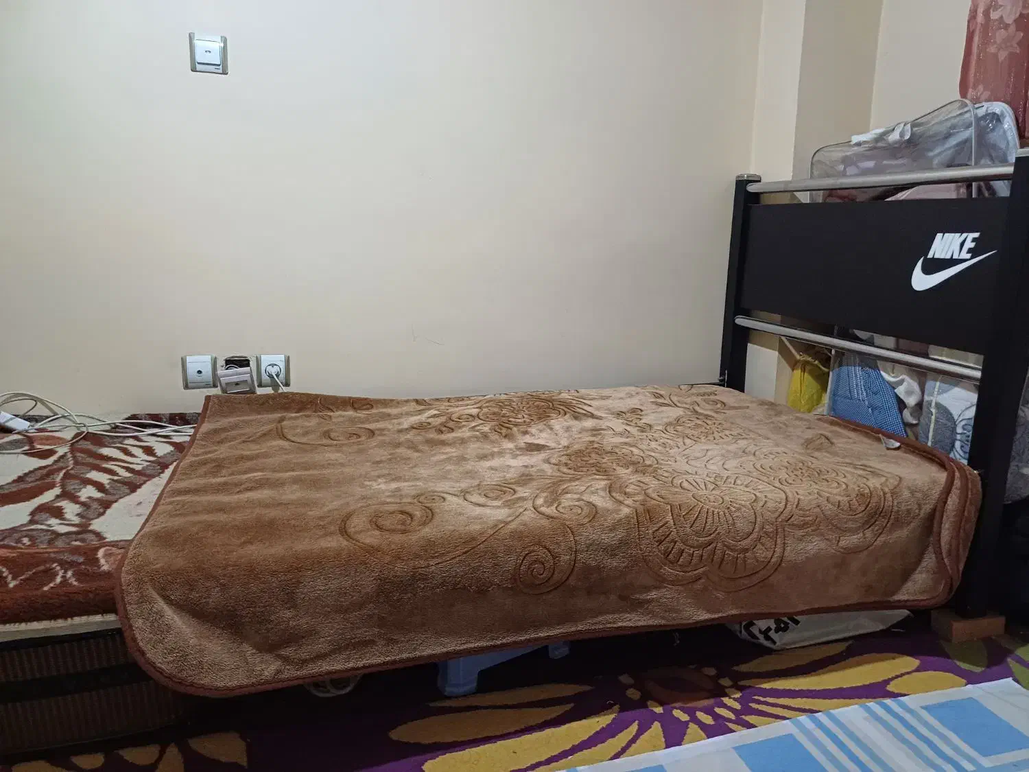 تخت تک نفره فلزی در حد نو|تخت و سرویس خواب|تهران, زنجان جنوبی|دیوار