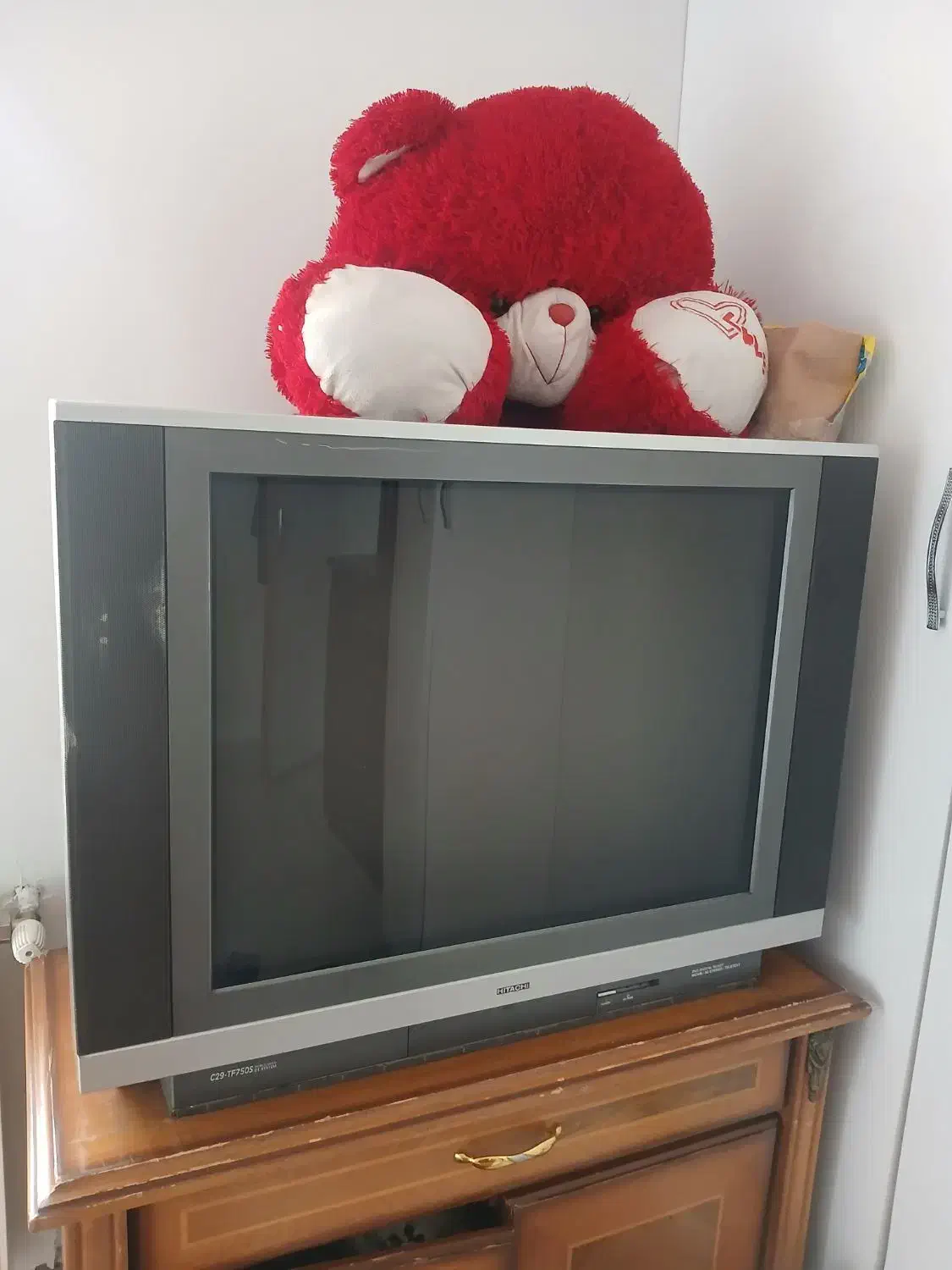 تلویزیون قدیمی کاملا سالم|تلویزیون و پروژکتور|پرند, فاز ۵|دیوار