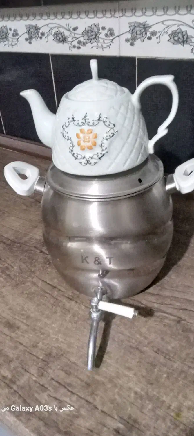 کتری سالم و تمیز|قوری، کتری، قهوه‌ساز دستی|آبسرد, |دیوار