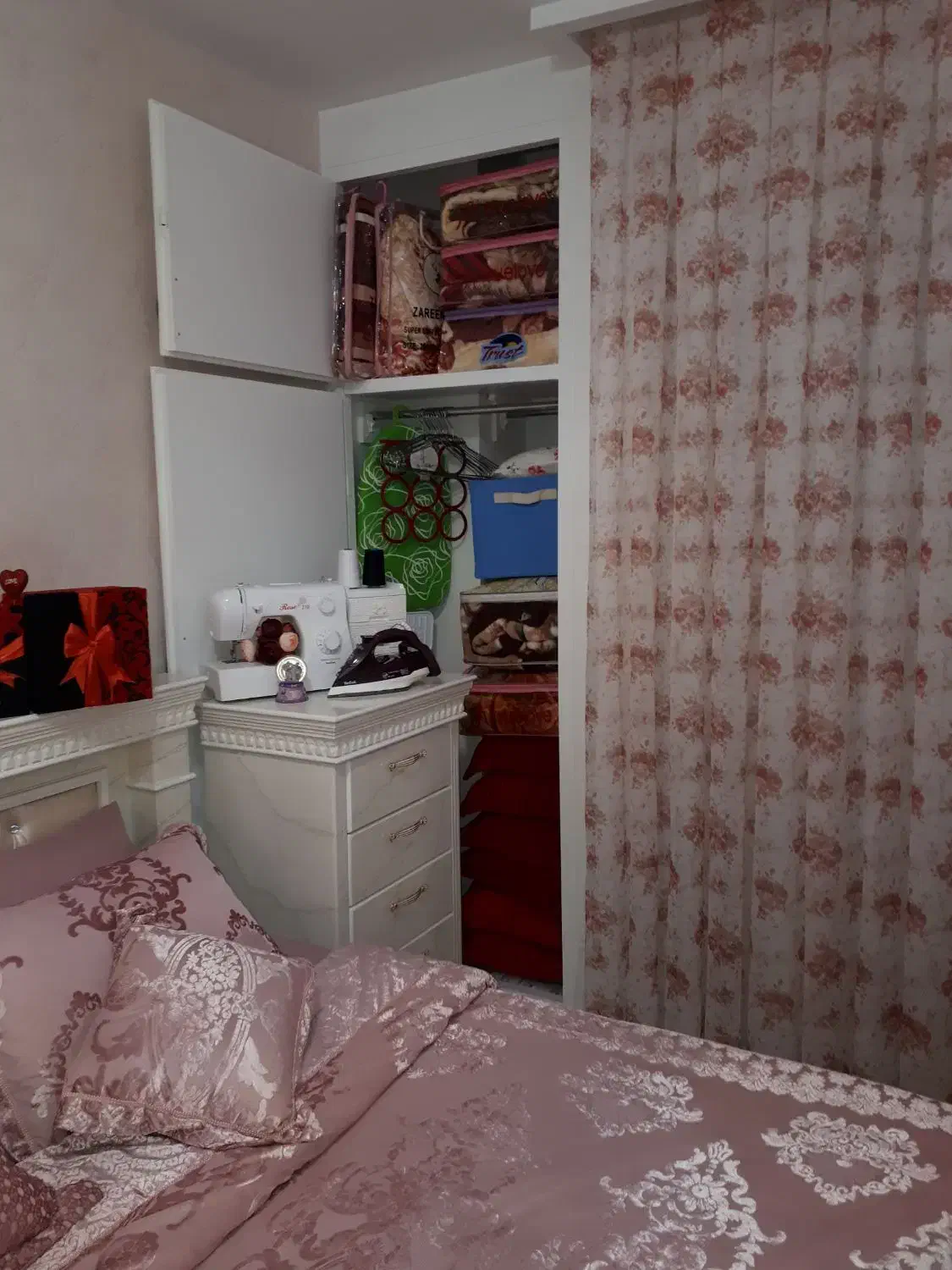 پرده توری رنگ شیری و گل های صورتی|پرده، رانر، رومیزی|تهران, اوقاف|دیوار