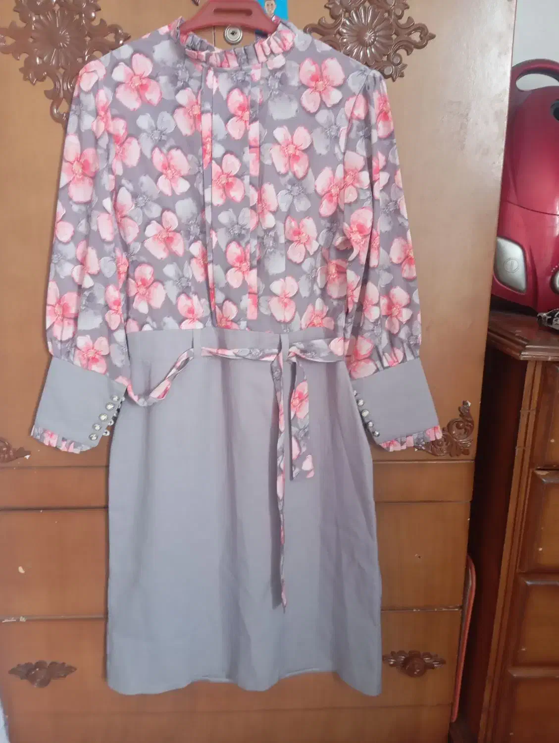 یک سرافون در حد نوع|لباس|اقبالیه, |دیوار