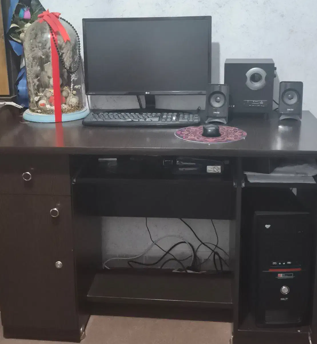 میز کامپیوتر|میز تحریر و کامپیوتر|صدرا-فارس, فاز ۱|دیوار