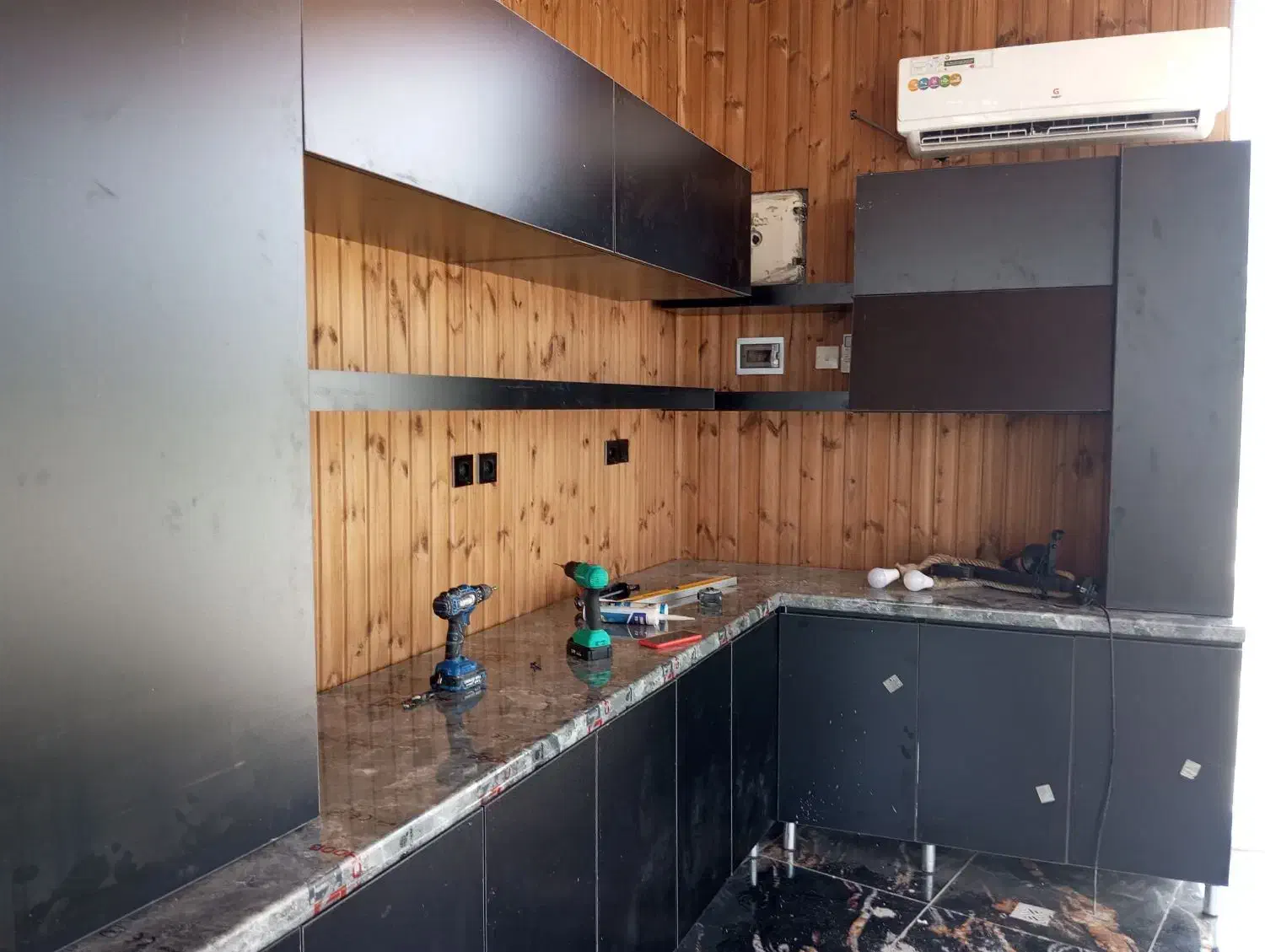 نجار حرفه‌ای ساخت کابینت و دکور چوبی با قیمت مناسب|خدمات پیشه و مهارت|قشم, |دیوار