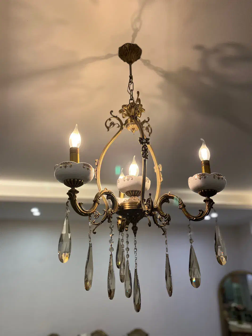 ۲ عدد لوستر|لوستر و چراغ آویز|رشت, سعدی (تختی)|دیوار