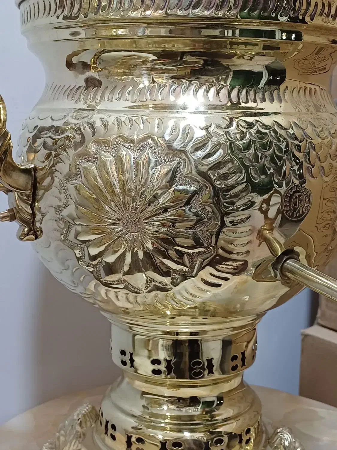 سماور برنجی زغالی ساده طرح دار آینه ۱۰ لیتری|صنایع دستی و سایر لوازم تزئینی|رباط‌کریم, شترخوار|دیوار