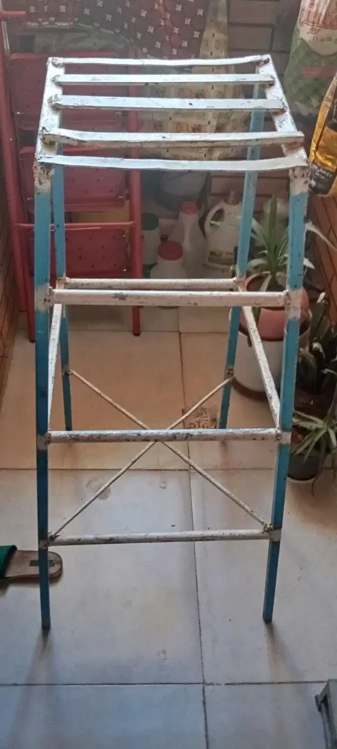 چهار پایه آهنی|صندلی و نیمکت|کرمانشاه, |دیوار