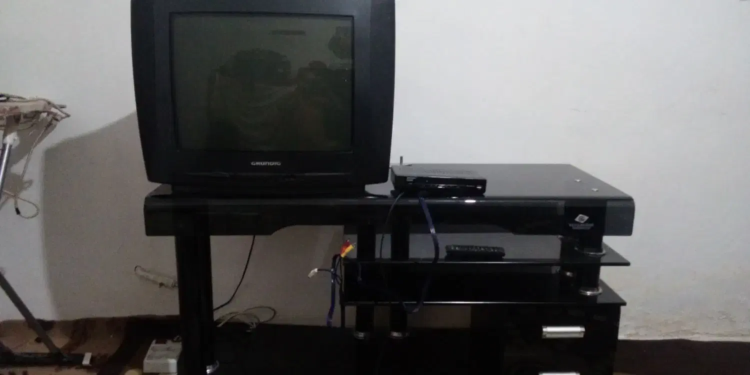 تلویزیون ۲۱اینچ ومیز و دستگاه دیجیتال|تلویزیون و پروژکتور|کنگاور, |دیوار