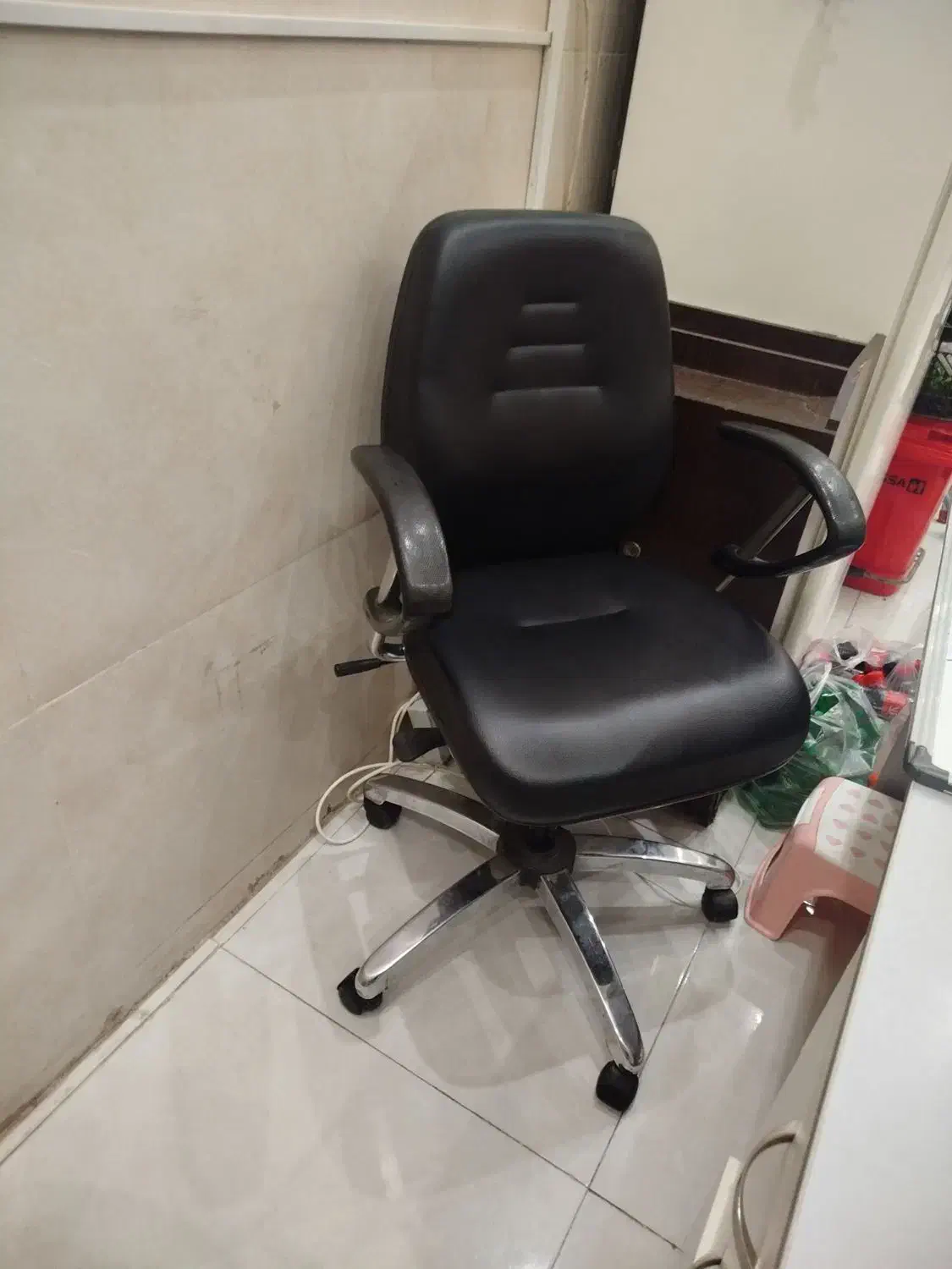 میز و صندلی اداری|میز تحریر و کامپیوتر|فردیس, نگارستان|دیوار