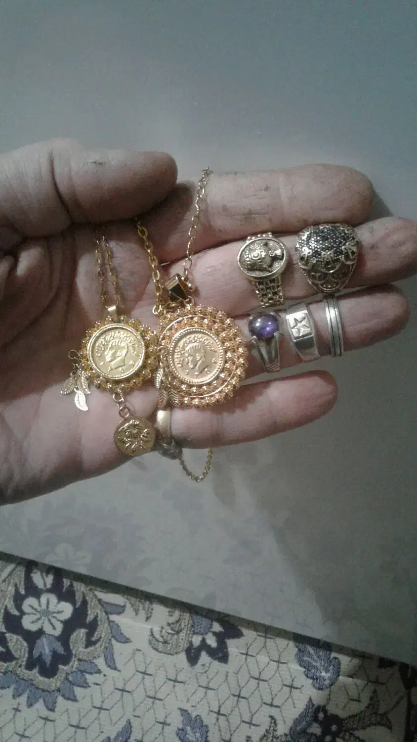 تعدادی انگشتره نقره وزنجیروپلاک شیروخورشید|جواهرات|تهران, جی|دیوار