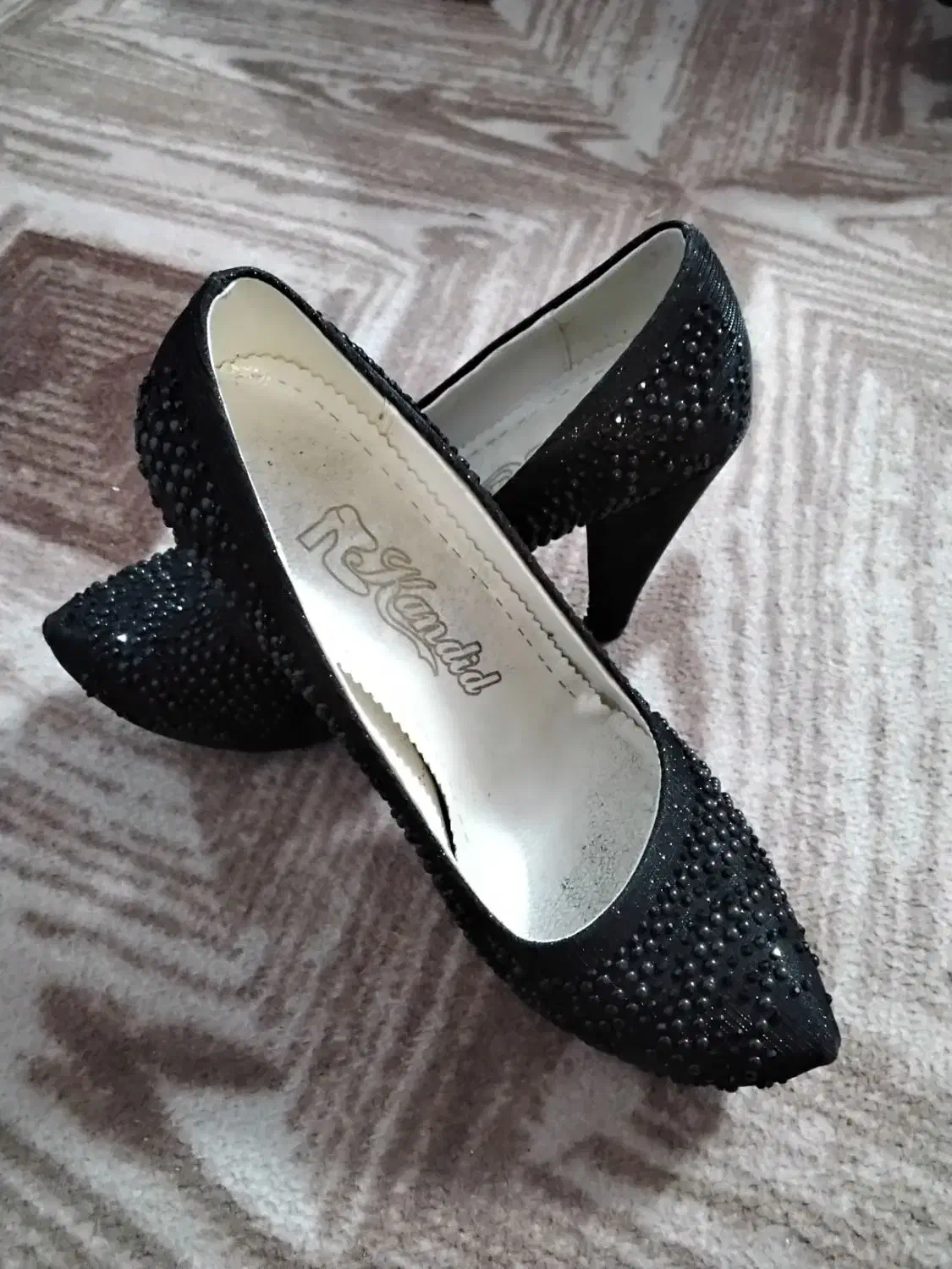 کفش مجلسی|کیف، کفش، کمربند|قم, وادی السلام|دیوار