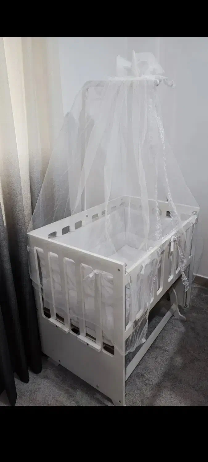 تخت گهواره کنار مادر در حد نو|تخت و صندلی بچه|بروجرد, |دیوار