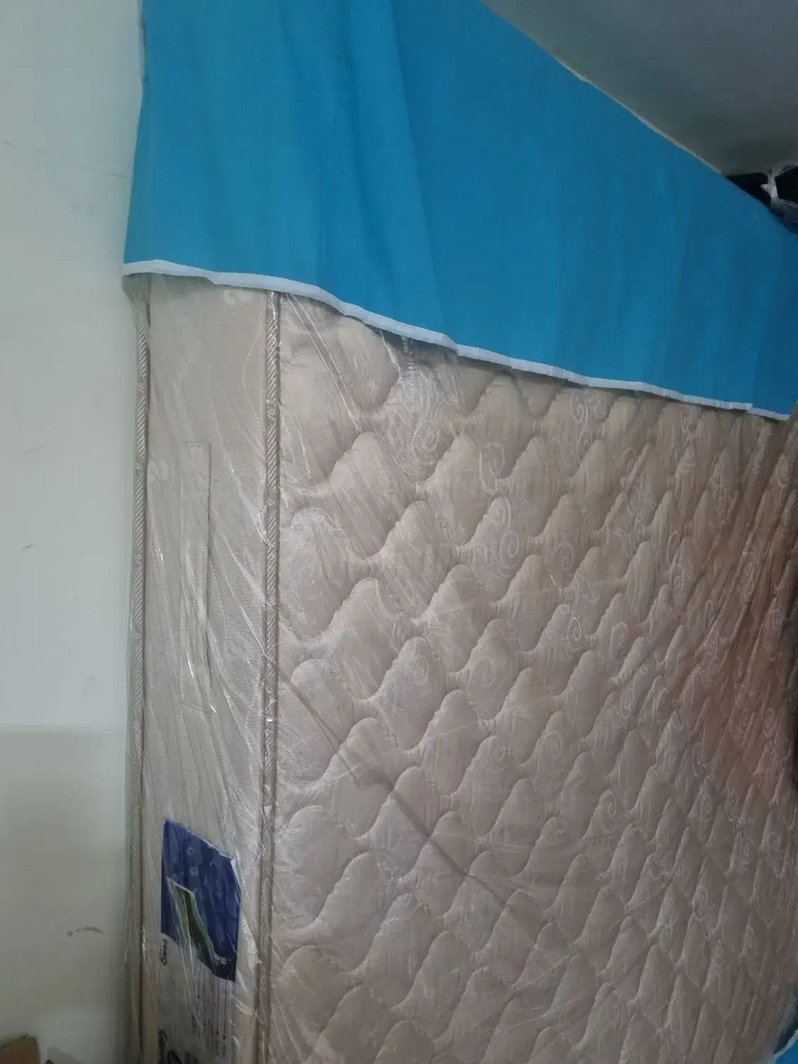 تشک دو نفره کرم رنگ|تخت و سرویس خواب|پرند, فاز ۳|دیوار