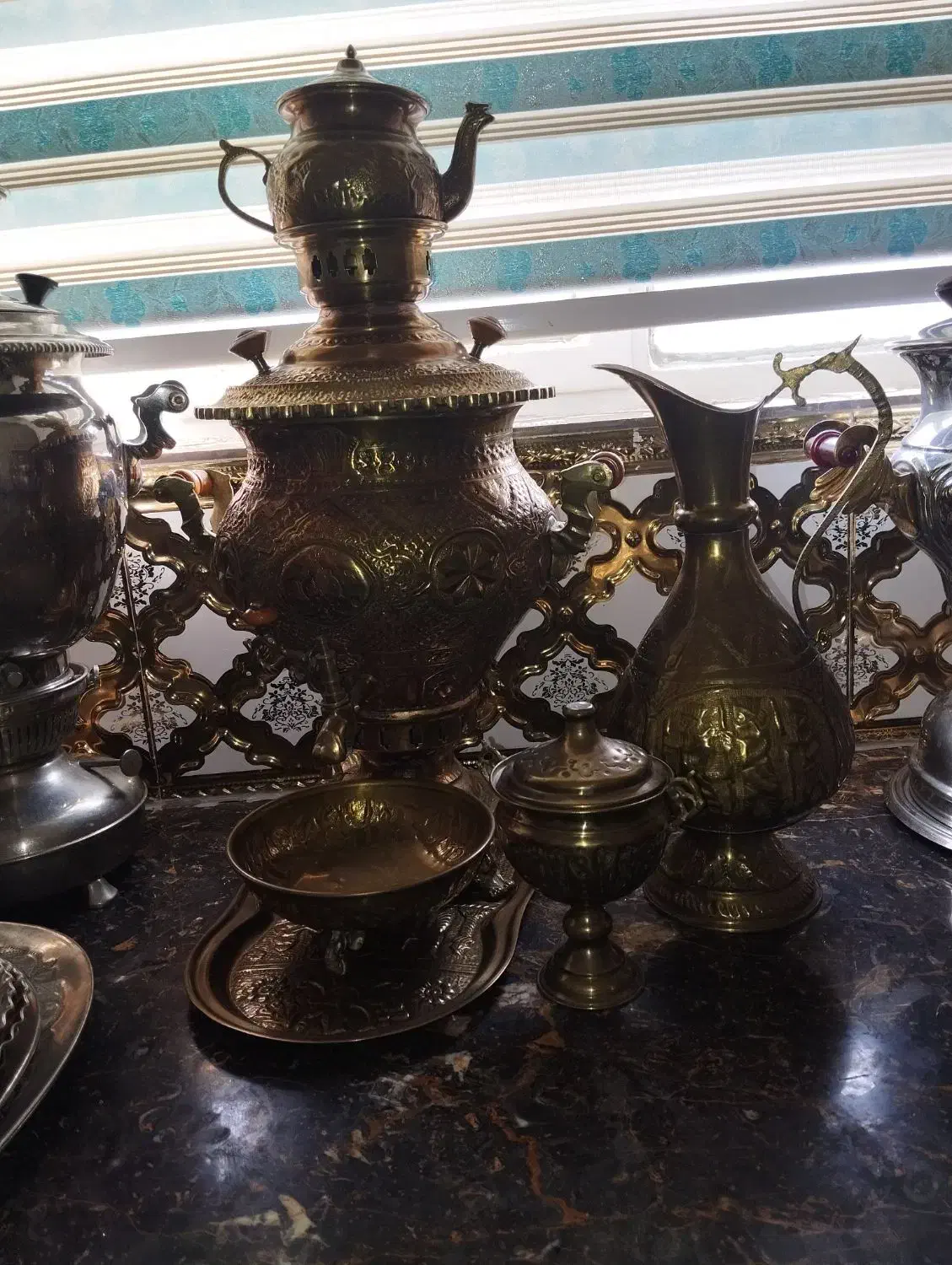 مقداری وسیله عتیقه کلکسیونی|کلکسیون اشیاء عتیقه|بروجرد, |دیوار