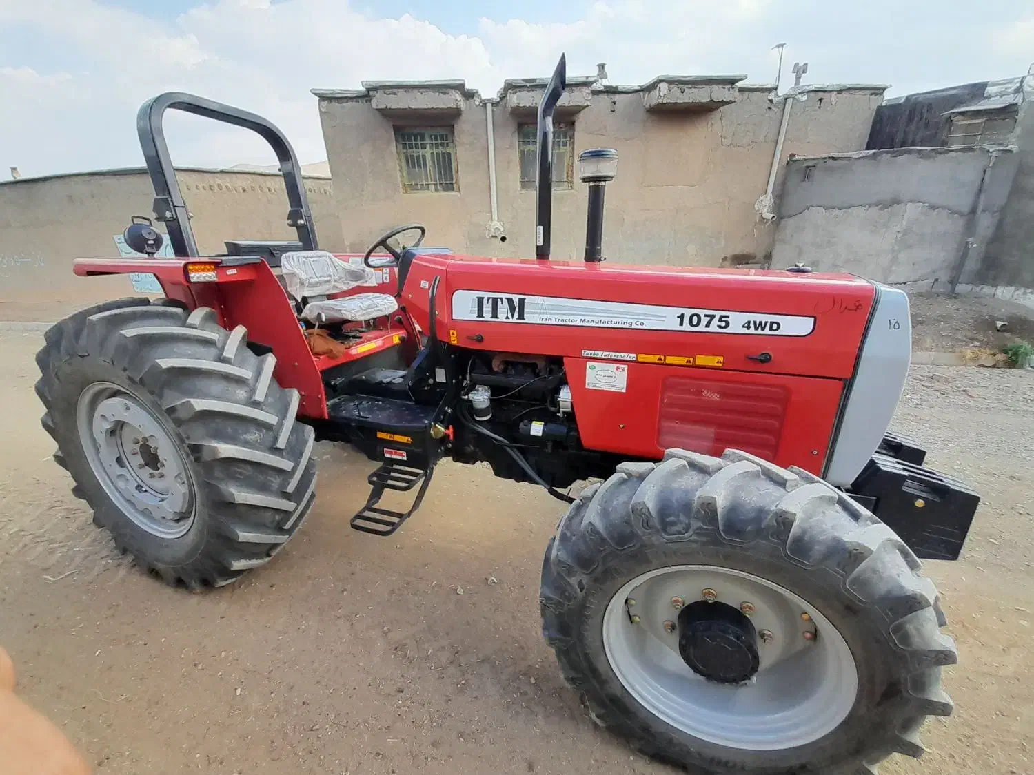 تراکتور ۱۰۷۵|خودرو سنگین|صحنه, |دیوار