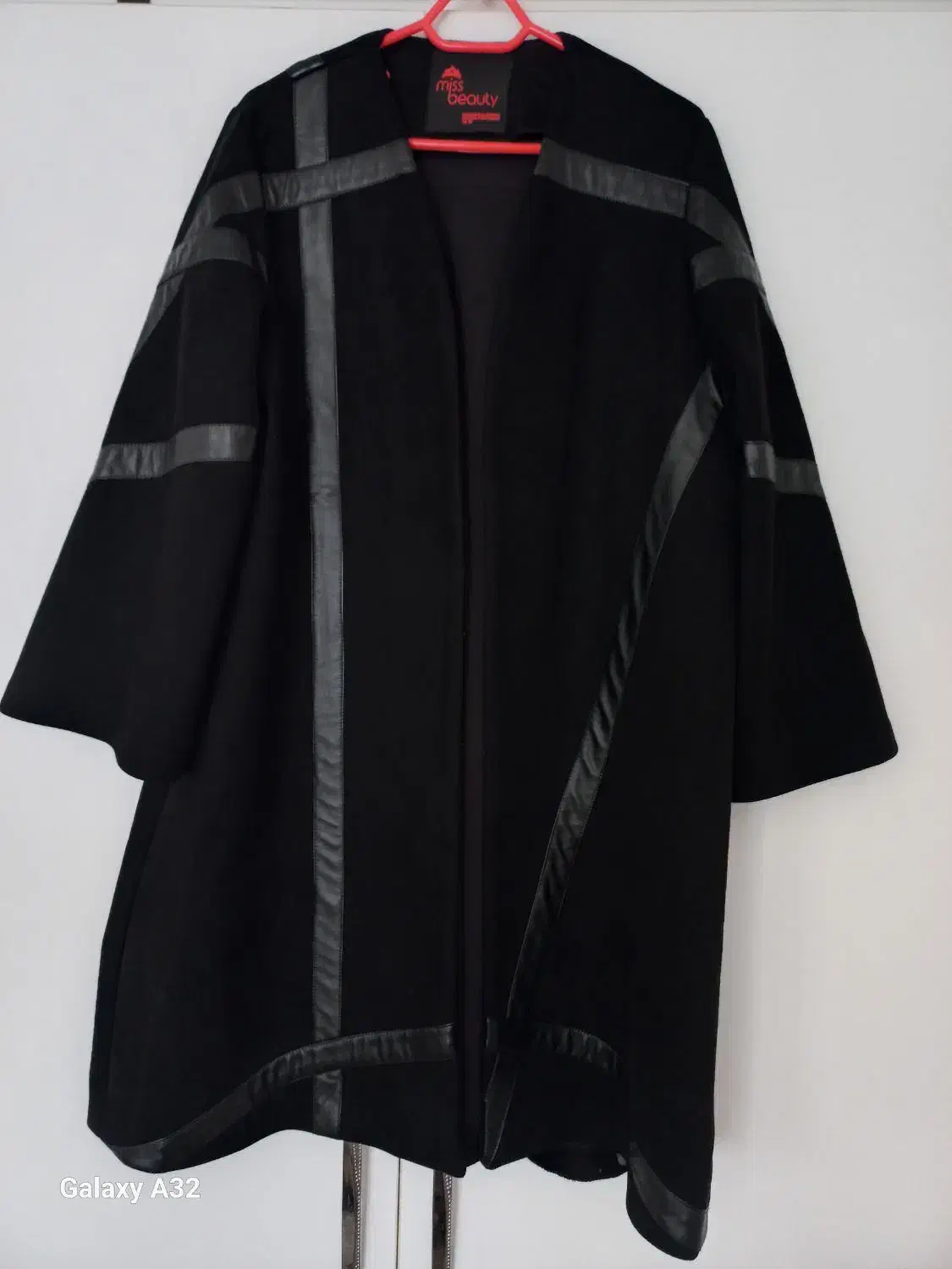 تعدادی پالتو و بارونی و لباس زنانه|لباس|لنگرود, |دیوار